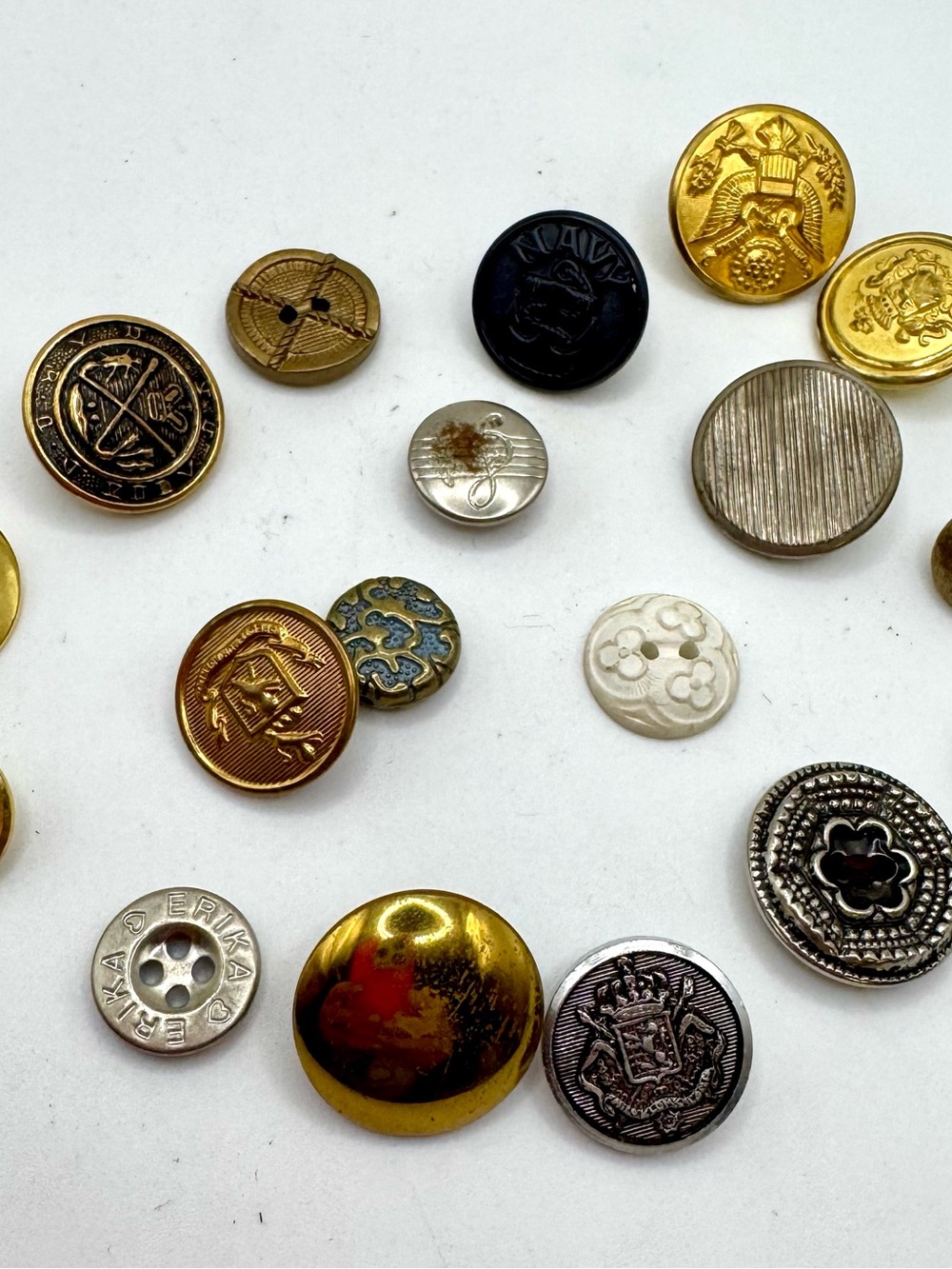 Vintage military and fashion buttons - Lot 
15